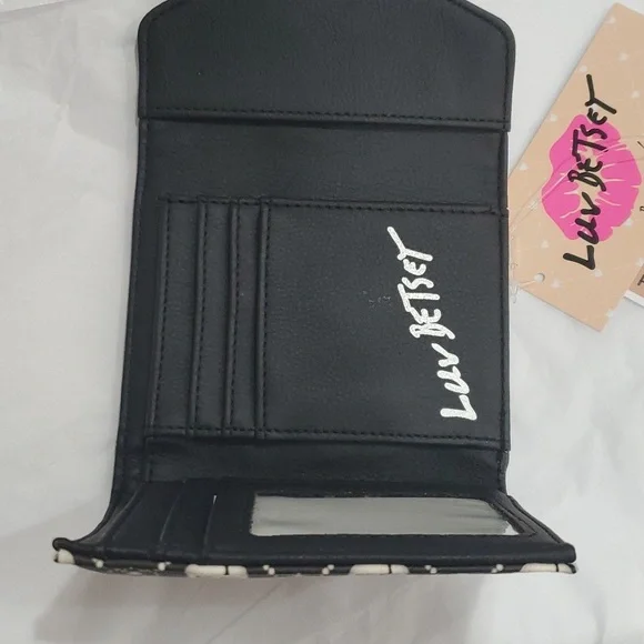 Betsey Johnson black white skull print heart shaped‎ closure lock trifold wallet - Picture 6 of 12